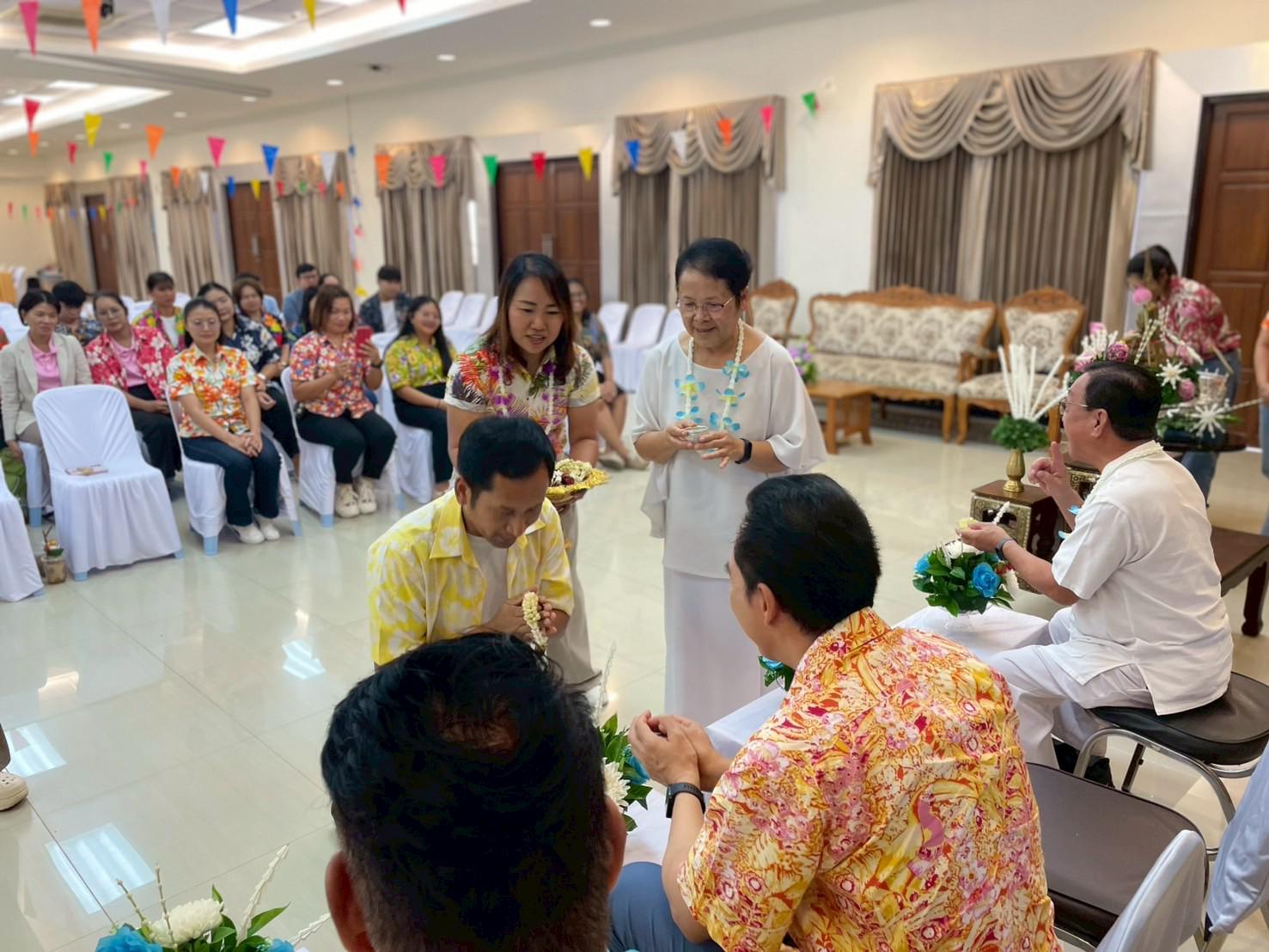71. วันที่ 26 เมษายน 2568 สาขาการบริหารการศึกษา ได้จัดกิจกรรมรดน้ำดำหัวคณาจารย์ระดับบัณฑิตศึกษา ประจำสาขาการบริหารการศึกษา ณ ห้องประชุมครุร่มสัก 1 ชั้น 3 อาคารคณะครุศาสตร์